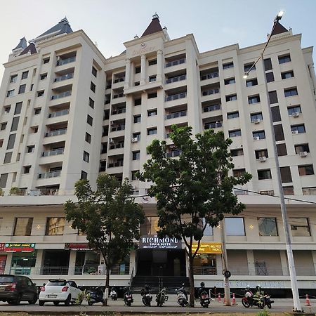 מניפלה Richmond Inn And Suites מראה חיצוני תמונה