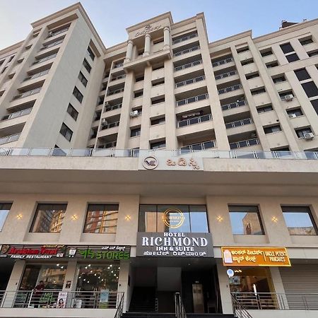 מניפלה Richmond Inn And Suites מראה חיצוני תמונה
