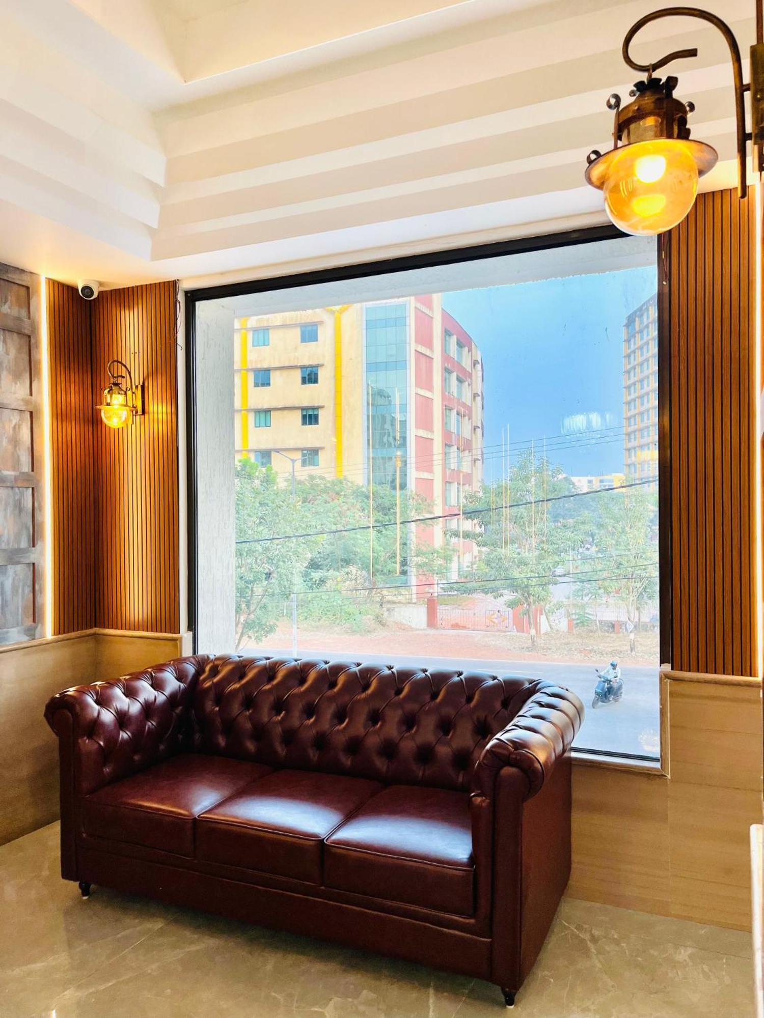 מניפלה Richmond Inn And Suites מראה חיצוני תמונה