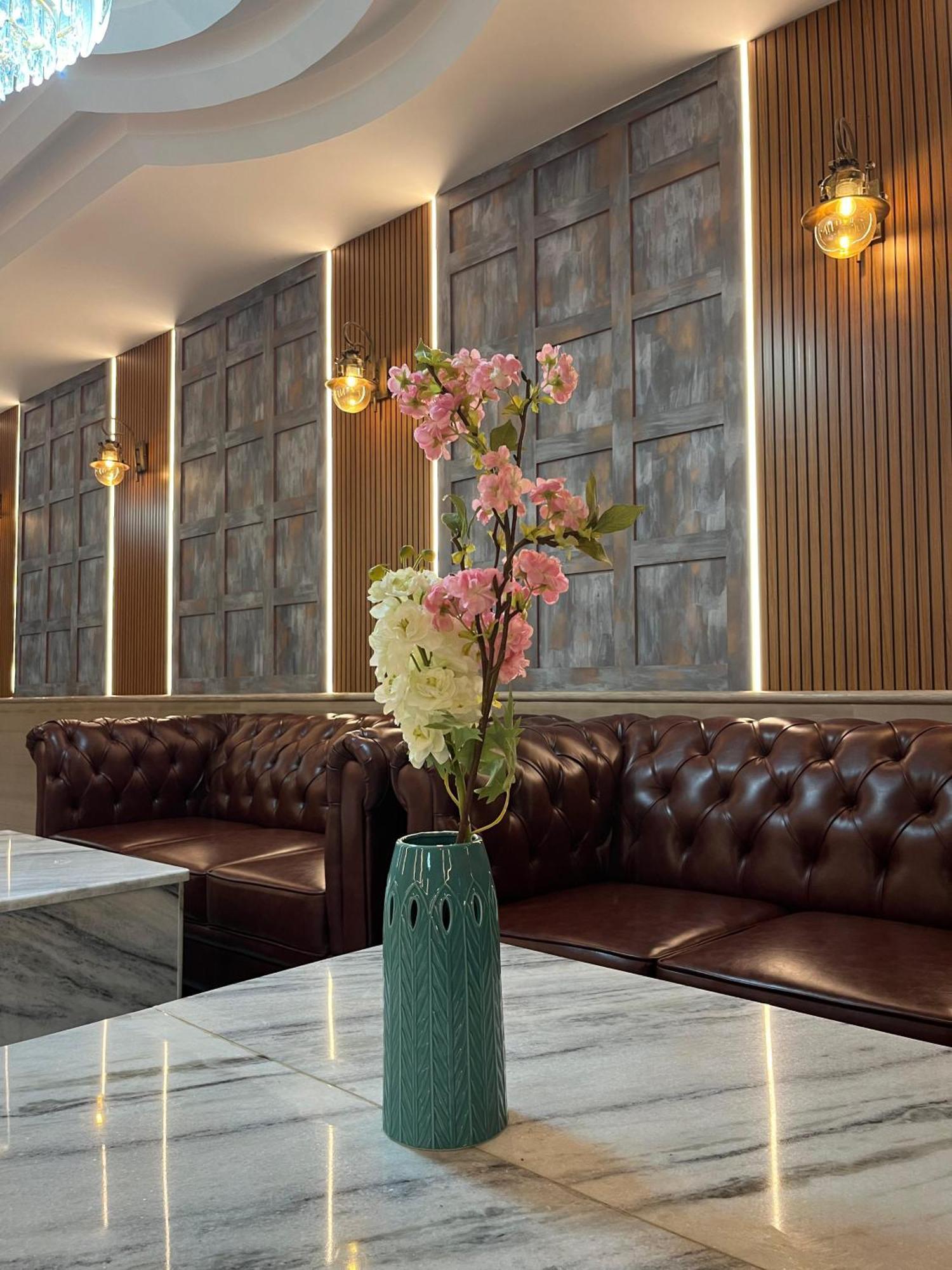 מניפלה Richmond Inn And Suites מראה חיצוני תמונה
