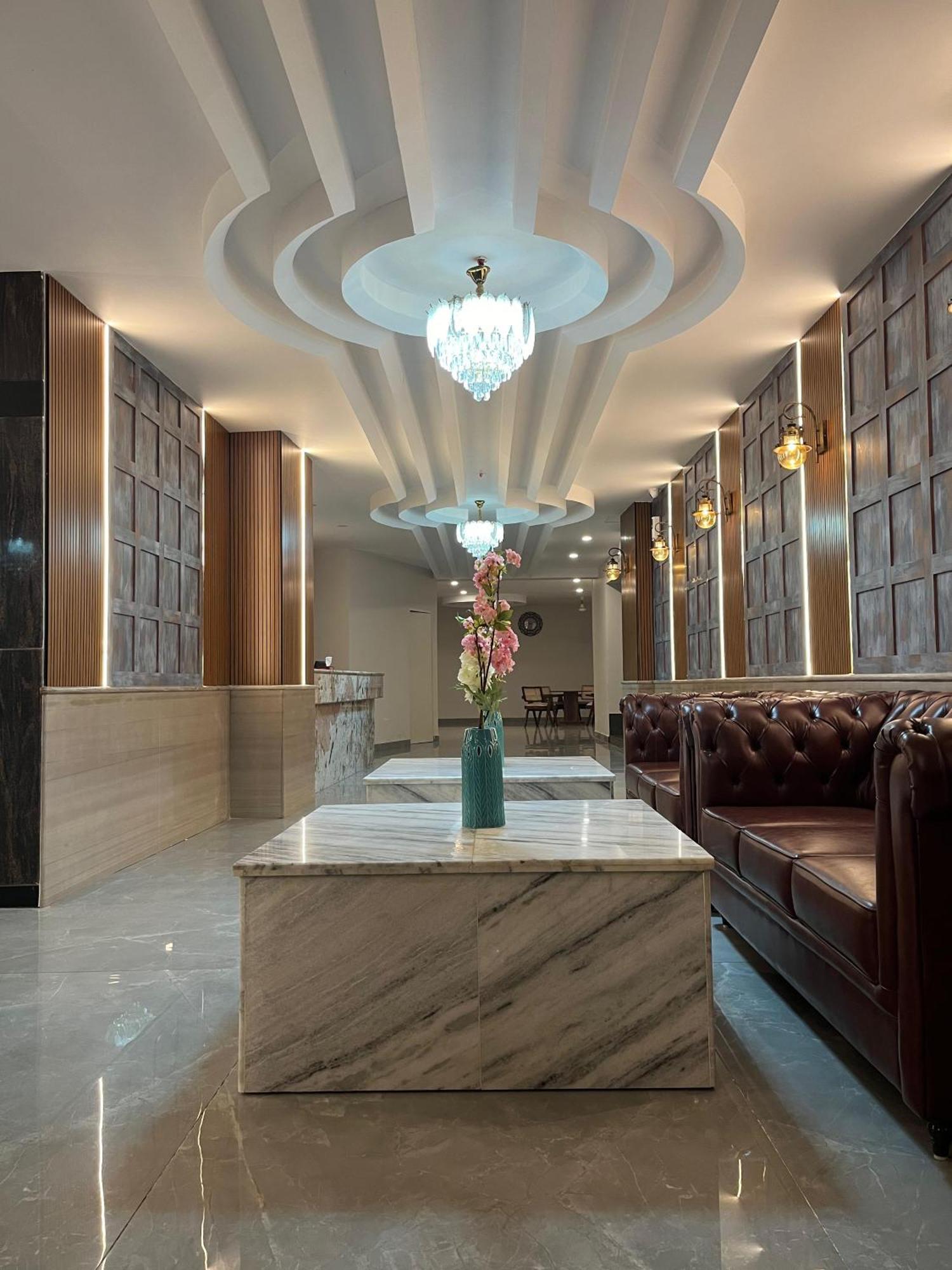 מניפלה Richmond Inn And Suites מראה חיצוני תמונה