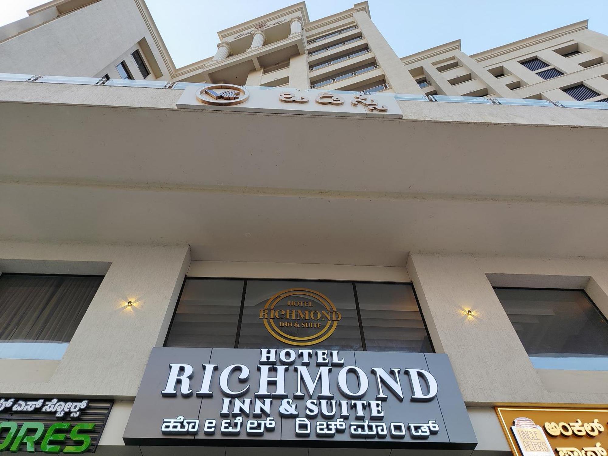 מניפלה Richmond Inn And Suites מראה חיצוני תמונה